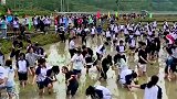 将课堂搬到田间地头，让“小农夫”体验下田插秧的过程