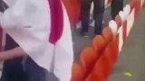 日本球迷赛后自觉清理看台垃圾 得到全世界球迷的赞扬