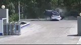 轿车“鬼探头”遇“飞来横祸” 25.6吨货物翻滚而来砸扁车头