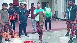 国外的消防演习，这火都灭不了