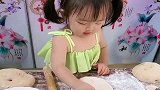 人家生了个萌娃，我家生了个保姆吧，简直太能干了！