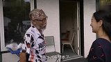 72岁骑行老人一见面就喊阿雅杨颖“闺女”，俩人这笑容略显尴尬