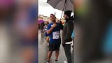 国米锋霸雨中观看马拉松 偶遇铁粉遭跪地式膜拜