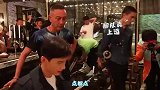 【白敬亭】马思纯白敬亭拍戏甜蜜拍照，摄像大哥奇葩入镜