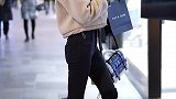 三里屯长腿牛仔裤美女冬季穿搭街拍美女 大长腿