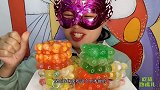 妹子吃“百香果玉米空心魔方彩冰”圆溜冰球组方块，冰爽脆