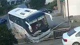 大巴司机驾驶时突发心脏病身亡 逝前放慢车速救下一车人