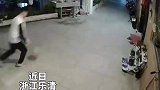 男孩打球时不慎打碎花盆，留下纸条真挚致歉