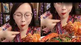 小可爱美女直播吃龙虾尾，一口咬下去超过瘾，这才是我向往的生活