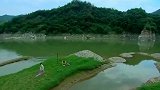 王的女人王后向勇士表白，勇士打败仗但不愿苟活于世