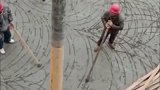 农民工也太皮了，让把水泥地面做一下防滑，这是他们的神笔之作