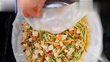 凉皮原来还能这样吃，姊妹一顿操作后，我的口水都快流出来了！