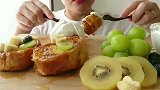 美女试吃法式吐司淋蜂蜜配新鲜水果