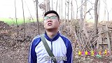 童年：田田和小伙伴玩“竹蜻蜓”，看谁的蜻蜓飞得最高！真好玩