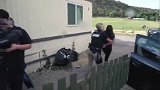 美国赏金猎人办案现场，将女犯制服后直接装车，一点都不拖泥带水