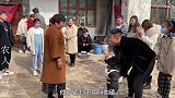 农村媳妇婆婆大家族聚齐啦，所有小辈一起磕头拜年，给红包人真多