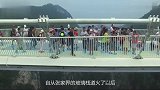 美国游客来中国，第一次体验玻璃栈道被吓到这质量也太差了吧！