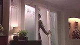 丈夫晚上回到家，两人深情对视，甜蜜热吻在一起