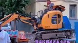 怪不得男人爱看挖掘机，猜猜它怎么下车的？