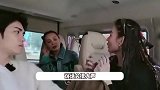 何赛飞自曝左耳被女演员扇巴掌打伤，听不见高频声音，所以说话很大声
