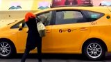 纽约一女子用水泥砖砸碎出租车玻璃 爬进车内偷走手机和现金