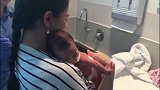 早产儿宝宝第一次洗澡，如同回到妈妈肚子里，惬意安详！