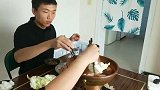 麻辣爽脆的鸭肠火锅你爱吃吗，大宝像吃面条一样大口嗦，看着就过
