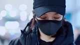 春夏来了，小姐姐在低头寻摸什么呢，好可爱呢