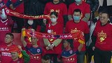 郜林阿奇姆彭率领双方球员入场 保级生死战一触即发球员神情严肃