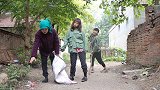 农村母亲带着残疾儿女捡垃圾生活，无意救位晕倒的大叔，好事来了