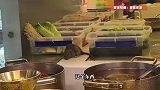 西安一自助餐厅灶台现老鼠，旁边摆放多盘待取用蔬菜