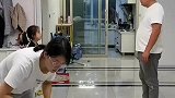 爸爸和女儿在客厅玩游戏，接下来的操作让人哭笑不得