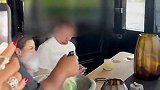 姆巴佩度假游艇上搂着女友 关注世界杯决赛