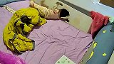家有萌娃：弟弟不慎掉入夹缝间，听到哭声姐姐跑来救弟弟！