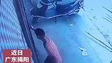 大铁门突然倒下，男子险些被砸回头直接傻眼