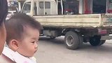 没见过世面的小孩看车，差点给自己甩飞