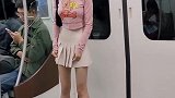 男生应该很喜欢这种很傻的女孩子？