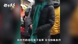 伸别人兜里偷手机，转身就被抓个正着，女子愣在原地：我有病