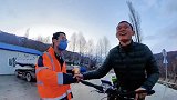 来自祖国的温暖！00后异国骑行 突遇中国工程队