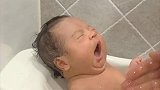 肉嘟嘟的小宝宝洗澡，舒服到打哈欠的表情萌翻了！