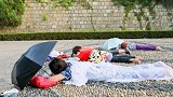 地表49.8度大妈躺公园地上石疗：35度以下就没意义