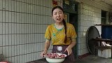 小雨给儿子做玉米烧排骨，排骨鲜嫩多汁有嚼劲，用手拿着吃才过瘾