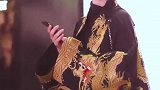 街拍穿龙袍的外国小姐姐，自带强大气场，可爱丸子头有没有萌到你