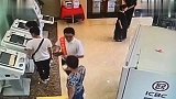 男子突然塞纸条 银行员工看了一眼马上报警