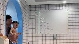 一个月一万的学费，让儿子来学游泳
