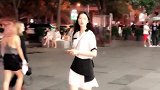 背影的小姐姐实在是太美太漂亮了。