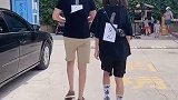 每次回家我都听见楼道里的老太太把我老公和女儿说成哥哥妹妹，今天给你们分的这么清处 谁知道你们坐那么远-琪宝