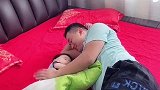 妈妈不家，爸爸竟然这样看着女儿睡觉，到底是不是亲生的，无语了