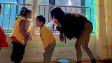 老师给学生吹泡泡的搞笑操作！