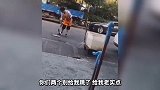 这羊都要用人来背了 这羊都学会享受了吗